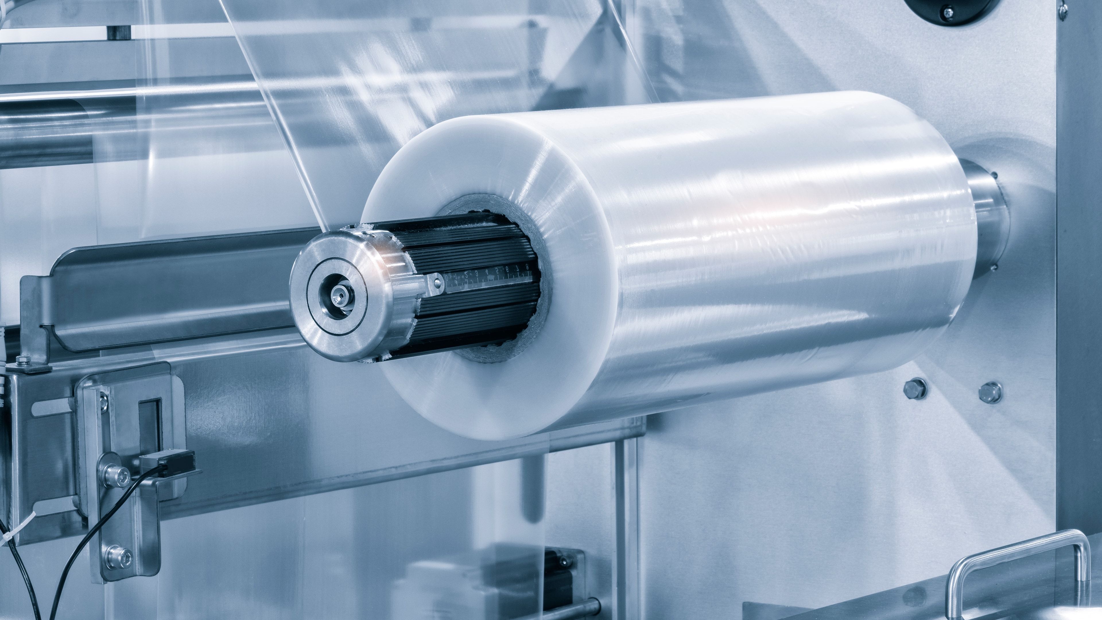 Línea industrial de extrusión de polietileno con automatización moderna en fábrica europea