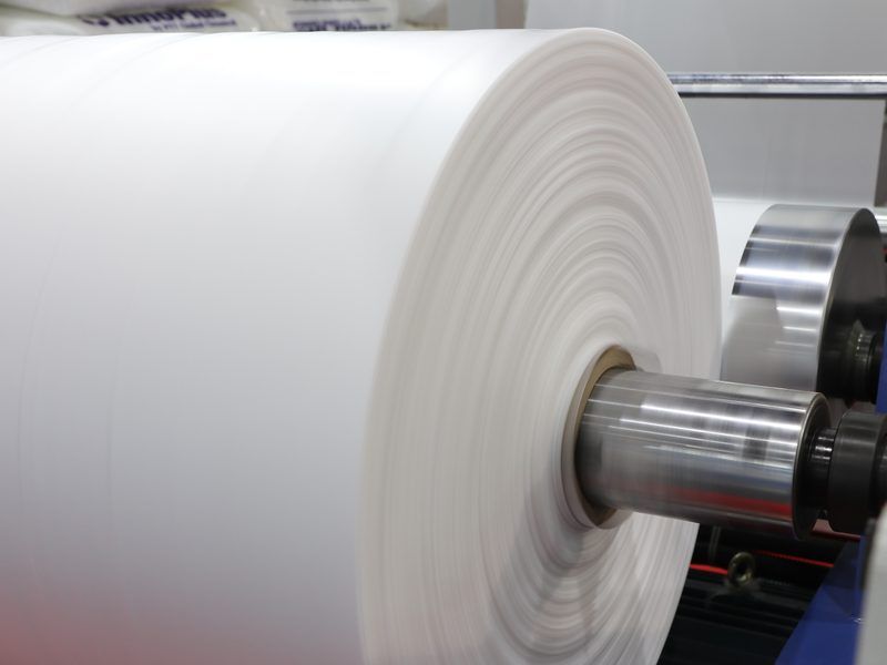 Torre de extrusión de film soplado con burbuja de polietileno